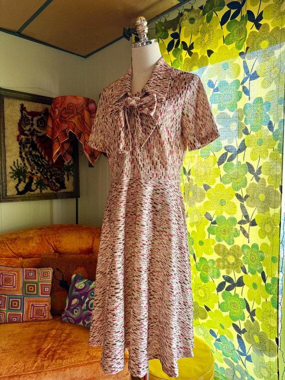 Vintage 70s Mod Novelty Print Pussybow Polyester … - image 8