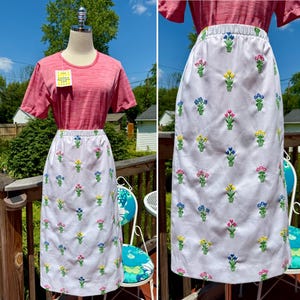 Vintage 80s White Embroidered Floral Flower Pot Sanibel Sport Skirt / Vintage Embroidered Floral Midi Skirt / Vintage White Floral Skirt S