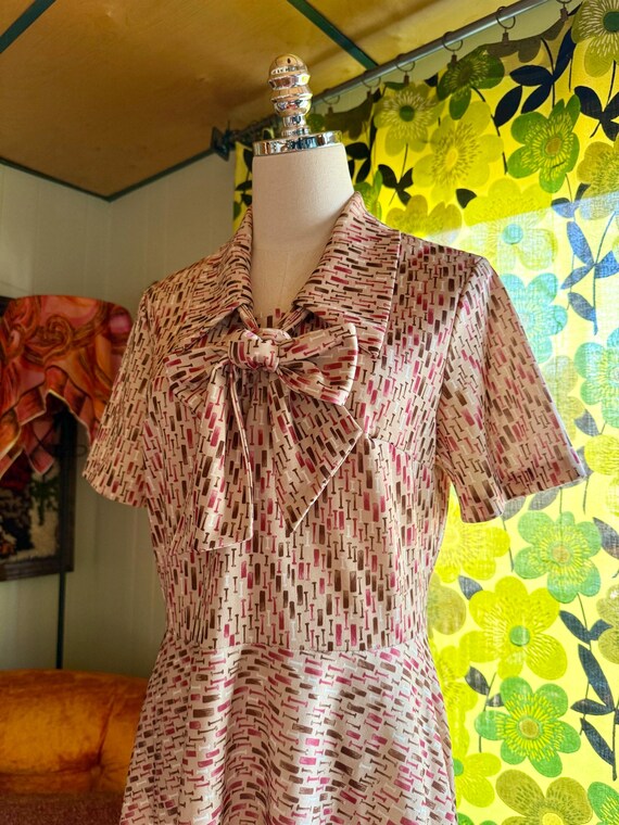 Vintage 70s Mod Novelty Print Pussybow Polyester … - image 9