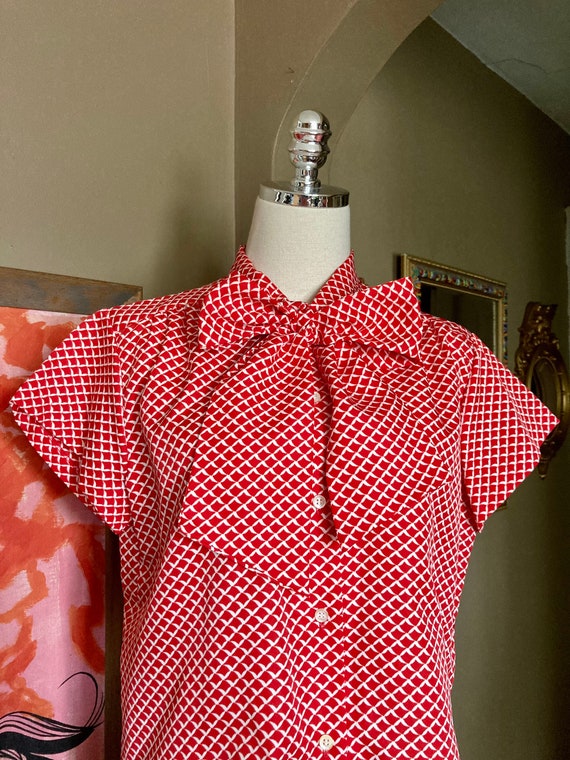 Vintage 70s Red & White Patterned Pussybow Blouse… - image 3