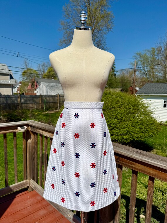 Vintage 60s/70s Mod Flower Power Embroidered Daisy Skirt / Vintage Mod Embroidered Flower Skirt / Vintage Mod Flower Skirt View 2