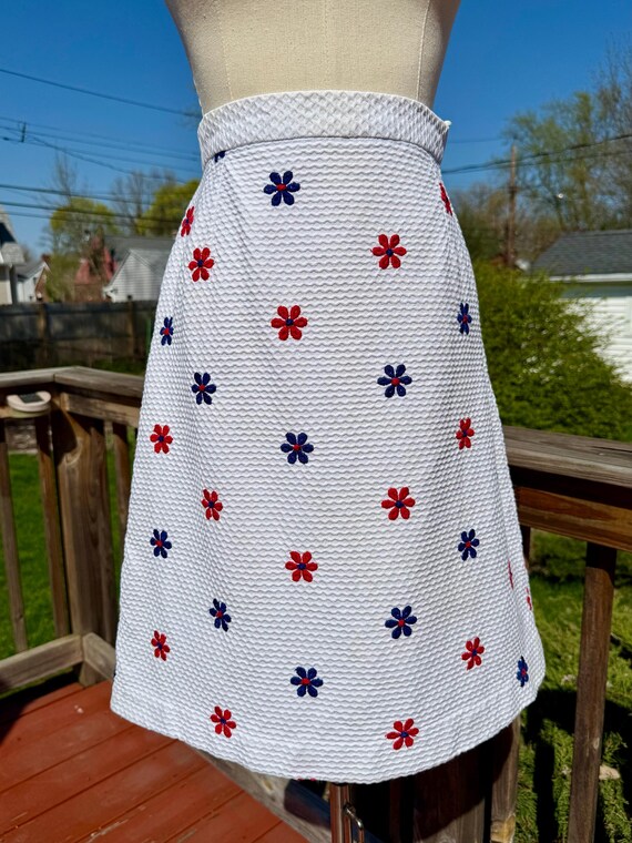 Vintage 60s/70s Mod Flower Power Embroidered Daisy Skirt / Vintage Mod Embroidered Flower Skirt / Vintage Mod Flower Skirt View 3
