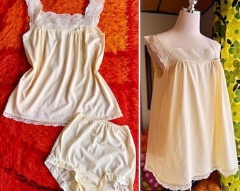 Vintage 60s Buttercream Yellow Babydoll Negligée with Matching Panties Set / Vintage Lace Babydoll & Bloomers Lingerie Set