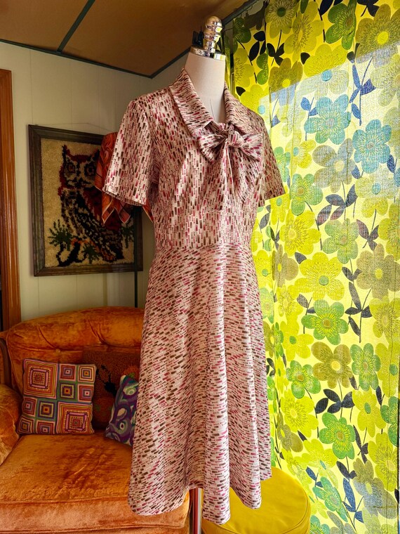 Vintage 70s Mod Novelty Print Pussybow Polyester … - image 3