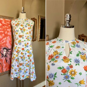 Vintage 60s White Floral Novelty Print Summer Dress with Keyhole Neck / Mid Century Novelty Print Dress / Vintage Floral Print Cotton Dress