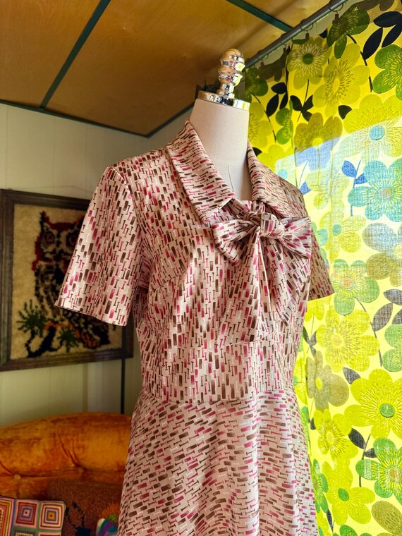 Vintage 70s Mod Novelty Print Pussybow Polyester … - image 4