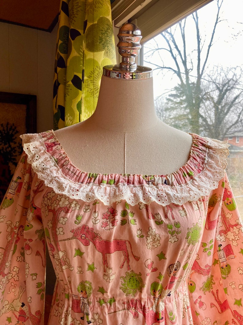 Vintage 70s Pink & Green Unicorn Flower Power Sun Novelty Print Nightgown Dress Teen/XXS Size / Vintage Novelty Unicorn Nightgown Dress image 4