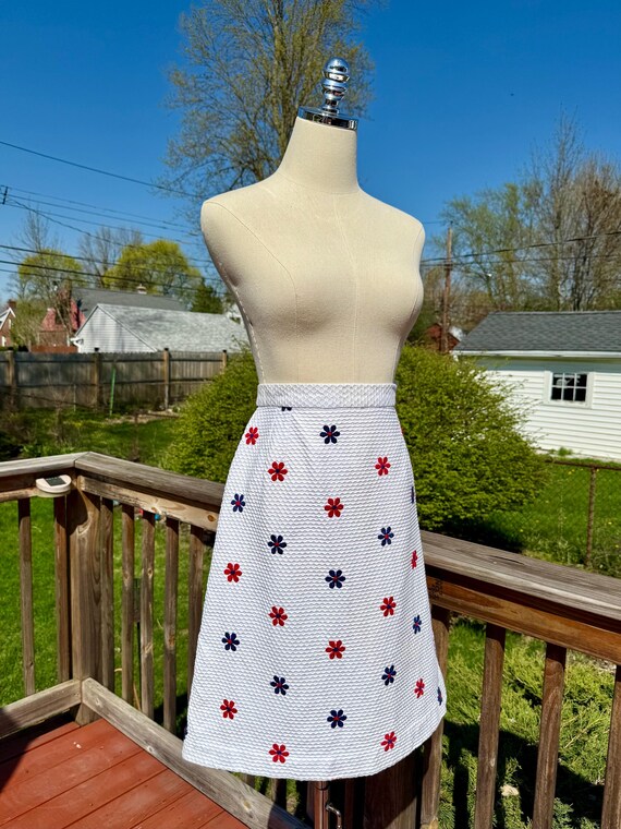 Vintage 60s/70s Mod Flower Power Embroidered Daisy Skirt / Vintage Mod Embroidered Flower Skirt / Vintage Mod Flower Skirt View 4