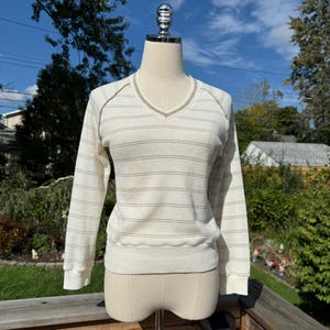 Vintage 70s/80s White & Gold Striped Pullover V-neck Sweater Shirt / Vintage Gold Thread Sweater Shirt / Vintage Striped Pullover Sweater