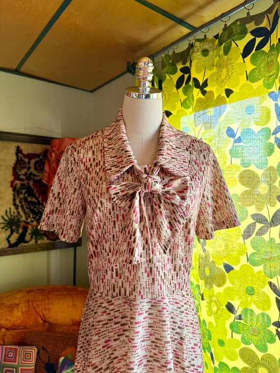 Vintage 70s Mod Novelty Print Pussybow Polyester … - image 10