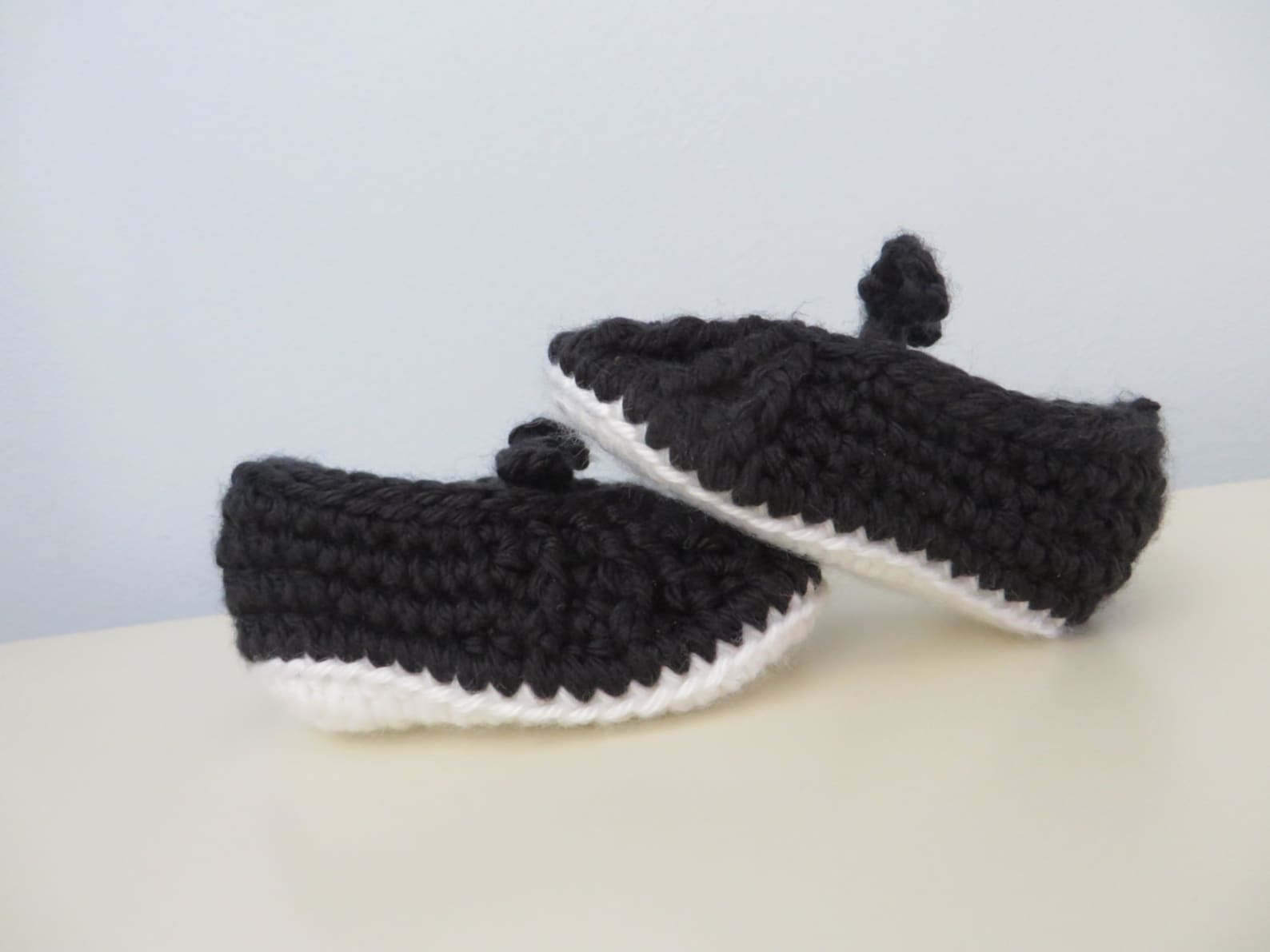 handmade crocheted slip on bow detail ballet pumps slippers shoes black and white baby girl 6-12 months 4 inch / 10 cm sole