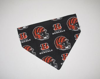 Bandana para perro sin atar y con cuello deslizable, Cincinnati Bengals (collar no incluido)