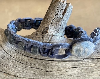 Pulsera de piel de ciervo azul marino con zafiro azul crudo