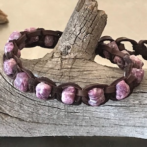 Bracciale regolabile a giro singolo in pelle di daino color cioccolato rubino