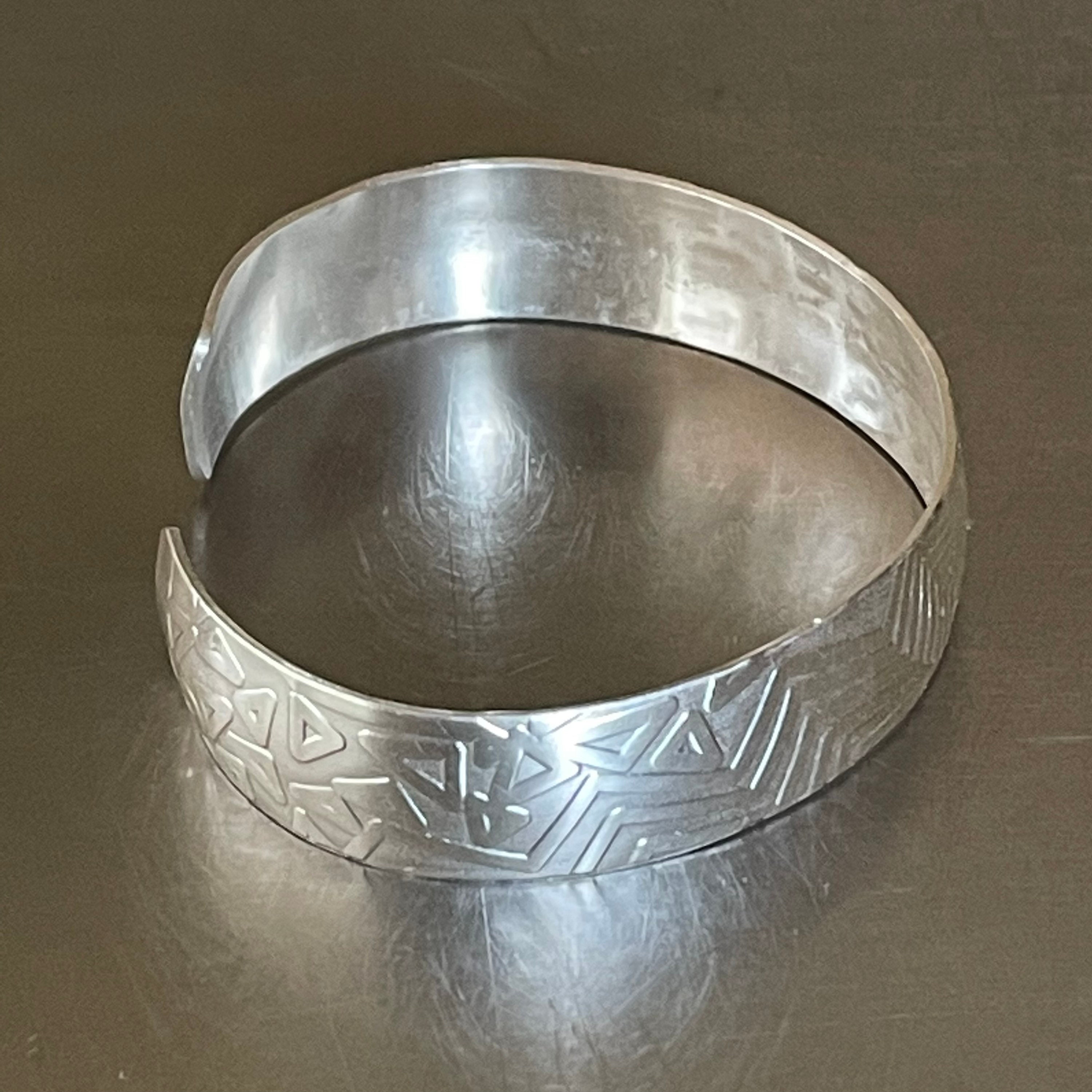 上質なシルバーの幾何学模様のカフ - Etsy 日本