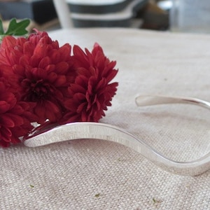 Graceful Single Wave Cuff