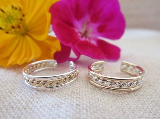 Beautiful Toe Ring Designs #toe #ring #designs #indian  #toeringdesignsindian Beautiful Toe Ring Designs - I… | Toe ring designs,  Gold toe rings, Gold jewelry simple