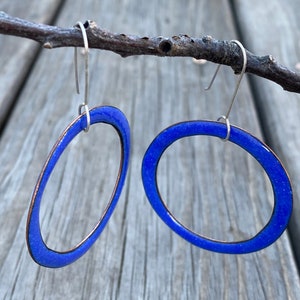 Orecchini a cerchio moderni, smalto blu reale, grandi cerchi pendenti, orecchini a cerchio, gioielli smaltati moderni fatti a mano, rame riciclato, titanio