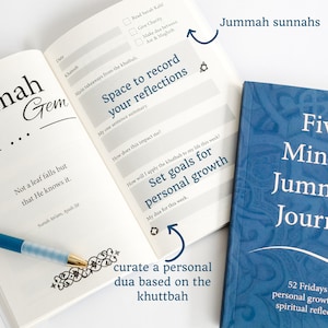 Pode incluir: Um diário azul com o título "Five Minute Jummah Journal" e o texto "52 sextas-feiras de crescimento pessoal e reflexão espiritual". O diário está aberto para revelar uma página com o título "Jummah Gem" e o texto "Not a leaf falls but that He knows it".