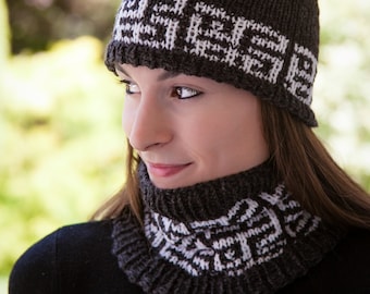 Set di cappello e cappuccio in mosaico lavorato a maglia Loom. Il MODELLO PDF è disponibile per il download immediato! Modello di maglia a telaio elegante e moderno.