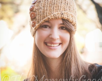 MODELLO di cappello cloche in tweed lavorato a maglia Loom. Il cappello a cloche di Amberlyn. Scarica il MODELLO PDF. Cappello da donna/adolescente in maglia Loom con motivo a bottoni.