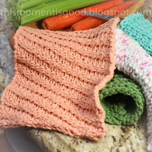 Puede incluir: Cuatro pa&ntilde;os de cocina de punto en diferentes colores: melocot&oacute;n, verde, blanco con detalles rosas y azules, y turquesa. Los pa&ntilde;os de cocina est&aacute;n hechos con un patr&oacute;n de punto sencillo y son perfectos para secar los platos o limpiar los derrames.