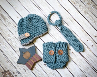 Blöjskydd, tidningsbud och slipsset i vävstol. MÖNSTER. Baby Boy-kollektionen I, 3 mönster ingår.