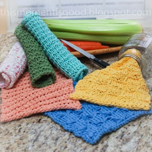 Puede incluir: Una colecci&oacute;n de seis pa&ntilde;os de cocina de punto en varios colores, incluyendo rosa, azul, amarillo, verde y turquesa. Los pa&ntilde;os de cocina est&aacute;n hechos con un punto texturizado y se muestran en una encimera.