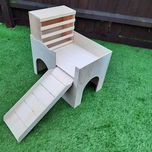 Gran casa/castillo para conejos con doble entrada, comedero para heno extraíble y rampa.