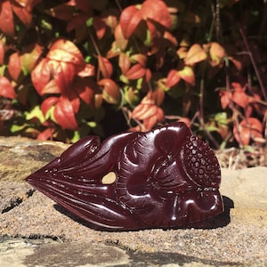 Pince à robe en bakélite sculptée vintage fleur de catalin vin bordeaux bijoux art déco antiques