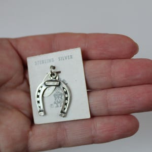 Estate - breloque fer à cheval en argent sterling vintage ou pendentif avec fer à cheval courbe Altoona PA étiquette sterling sur carte originale des années 1970 Altoona PA