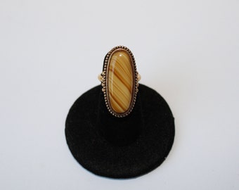 Vintage Boho 70s Faux Banded Agate Cocktail Ring, Caramel and Cream 1970s Cocktail Ring by Avon Adjustable Size 5 to 8, Gold Plate Excellent