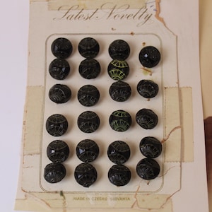 Lote de 23 botones de vidrio negro de la época victoriana y eduardiana, botones de luto, sin usar, cosidos en tarjeta original, hechos en Checoslovaquia, de 10 mm.