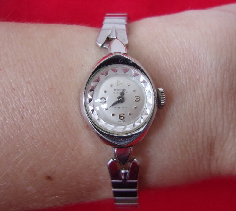 how a wrist watch works