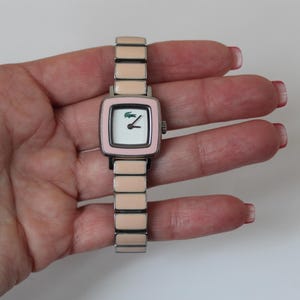 Vintage Alle Original Knapp IZOD Lacoste Rosa Emaille Armbanduhr, Grünes Preppy Alligator Logo Quadrat Rosa Gesicht LC 07 8 10 007-0, 1.181.666