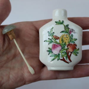 Vintage asiatische Porzellan chinesische Schnupftabak Flasche, gemalt chinesische Kaiser Szene, Jade Flaschenverschluss Spachtel Werkzeug, Nachlass alte Schnupftabak Flasche