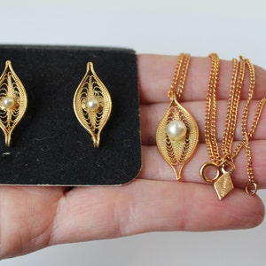 Vintage Sarah Coventry 1966 conjunto de joyas, "Serene" hermosa placa de oro filigrana y collar de perlas pendientes conjunto original joyería de la finca de la tarjeta