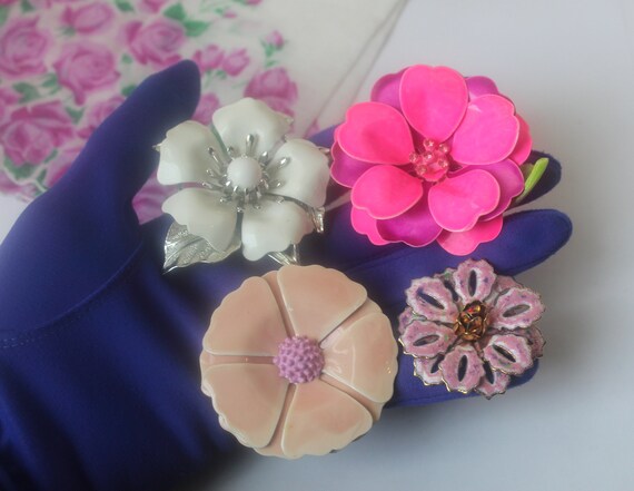 Vintage Mod 60s 70s Flower Power Metal Enamel Pins