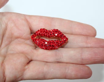Vintage haute couture ontwerper OTC rode kristallen lippen pin, rode effenen kristallen faux robijnen rode lippen hete lippen pin broche prachtige landgoed pin