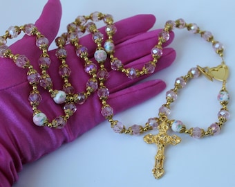 Insolita e unica collana rosario d'epoca con ciondolo a forma di cuore, croce cattolica con cristalli rosa iridescenti e perline di porcellana pastello.
