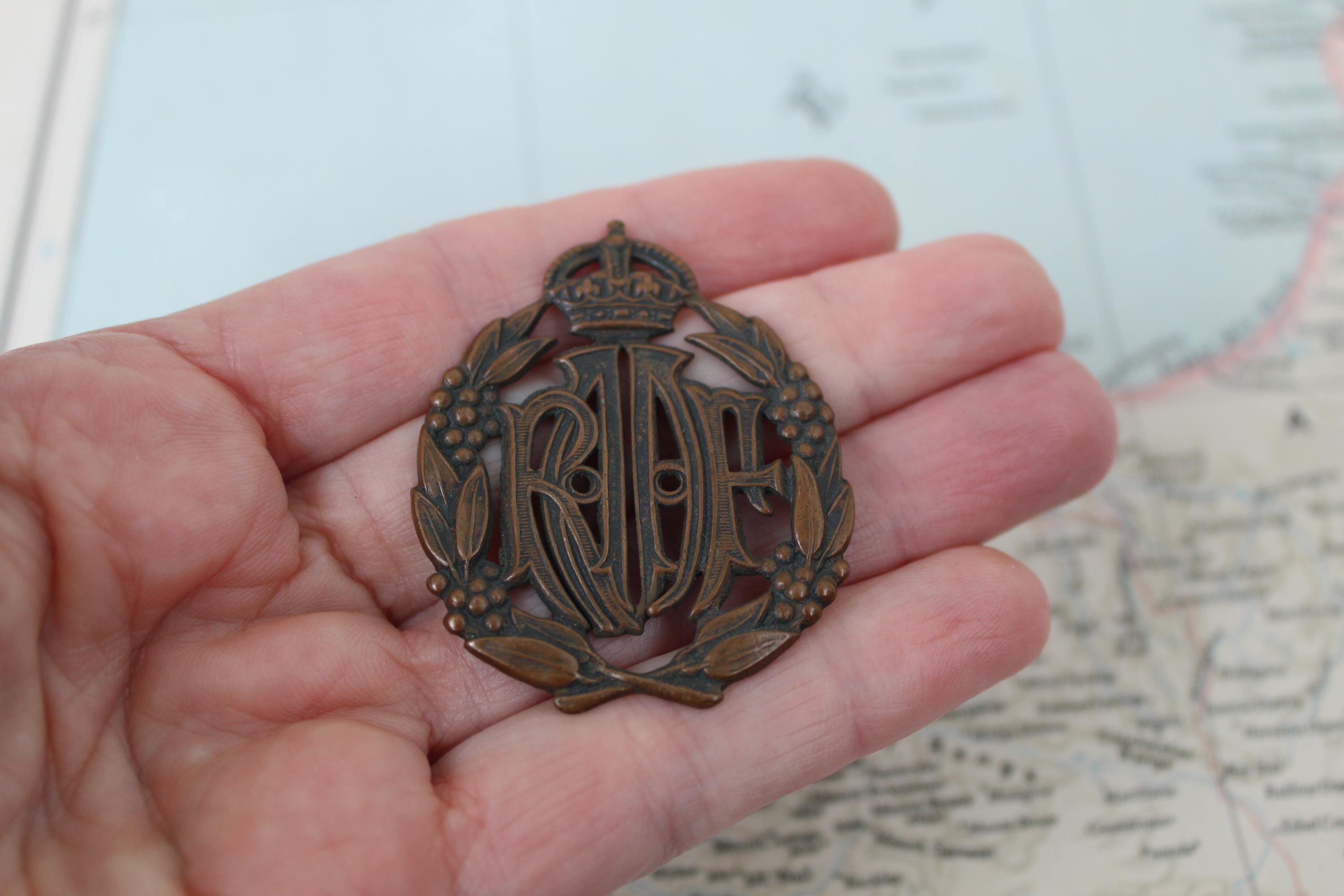 Vintage WWII Era Royal Australian Air Force RAAF Insignia Hat Badge ...