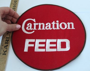 Vintage rare énorme grande agriculture Farmer Feed publicité toile écusson brodé : CARNATION FEED, vieille ferme rouge blanc patch 8"