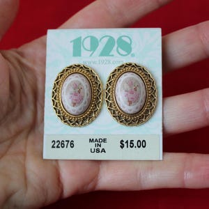 Pendientes de la empresa de joyería vintage de 1928 con detalles en pastel suave, estilo bordado, postes rosa claro, filigrana dorada, nuevo stock antiguo en cartulina.