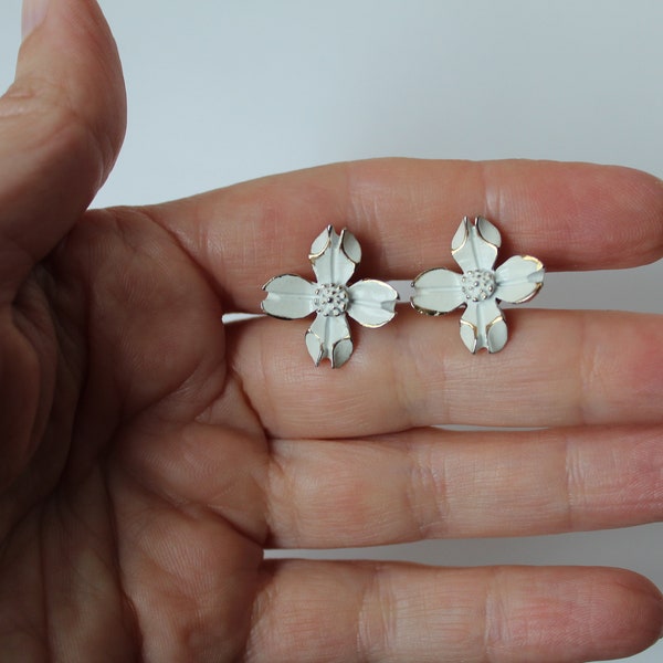 Vintage Mid Century Mod 60s Designer NAPIER White Enamel & Gold Tone Dogwood Flower Earrings, Petite Dainty Clip On Earrings Mcm Napier