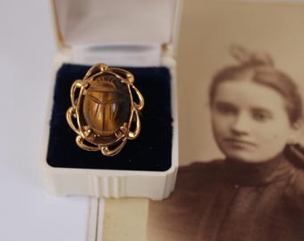 Joyería de época - Anillo vintage con escarabajo talla 8.5, con un gran escarabajo ojo de tigre tallado engastado en oro laminado de 10 quilates. Una pieza llamativa.