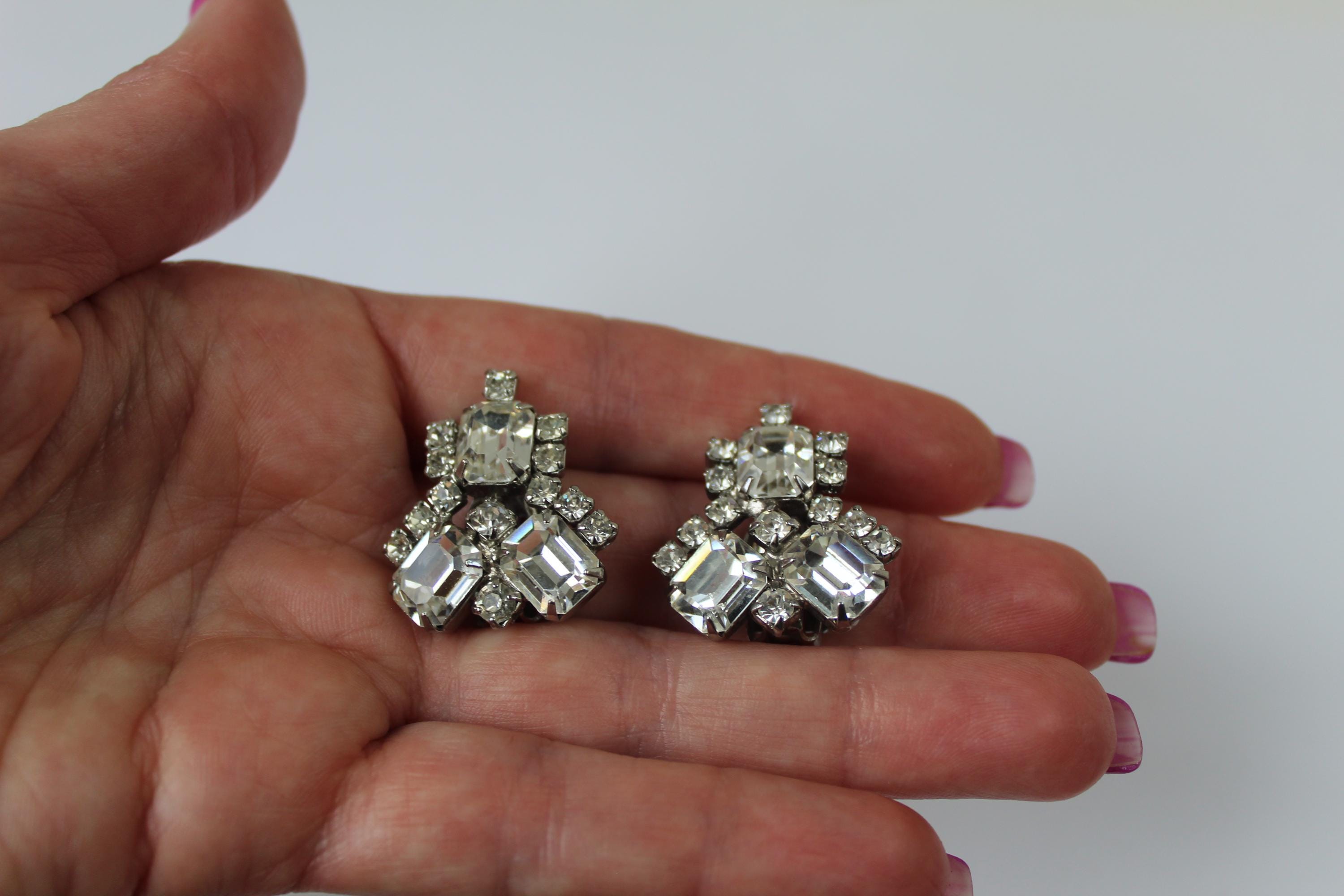 Vintage WEISS signed Earrings, Stunning Rhinestone 1950s Albert Weiss Emerald Cut Prong Set WEISS Clear White Stone Crystal 50s Clip Ons