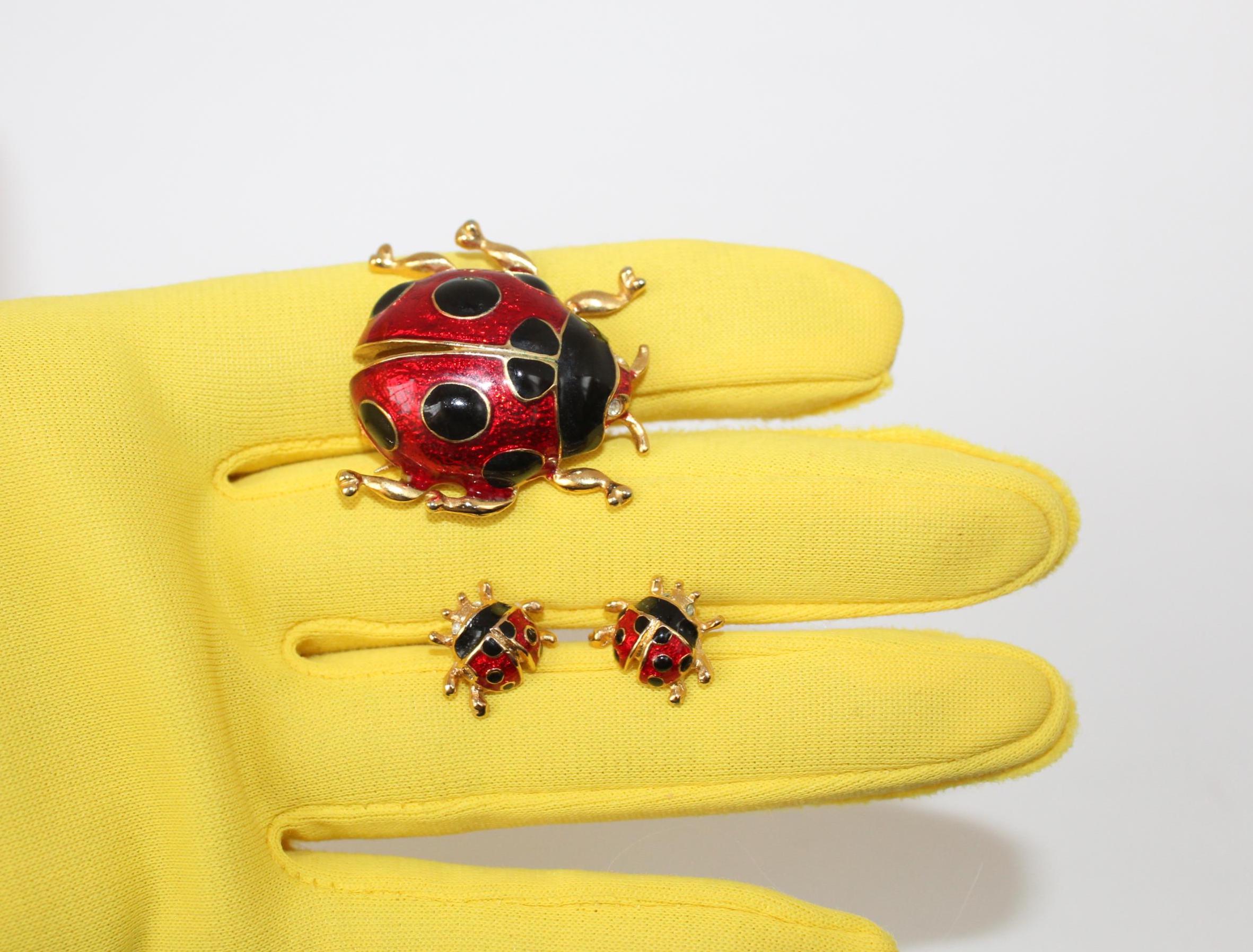 Orecchini a perno a forma di coccinella con zirconi cubici circolari in oro 14 carati