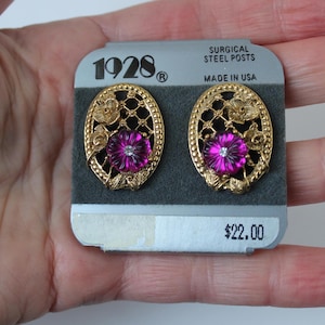 Pendientes de poste perforados estilo victoriano con piedra blanca y flor morada de la joyería vintage de 1928 Co. Tarjeta original, nuevos, de stock antiguo, sin usar, de 1928 Co.