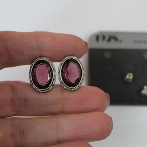 Pendientes estilo Art Déco de cristal facetado morado de la empresa de joyería Vintage 1928 Pendientes con patrón Art Déco de cristal morado y plata Tarjeta original