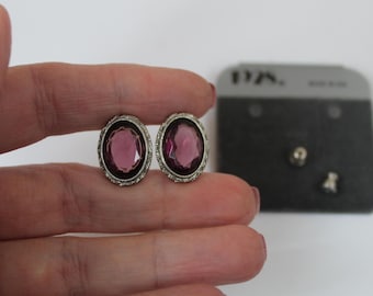 Pendientes estilo Art Déco de cristal facetado morado de la empresa de joyería Vintage 1928 Pendientes con patrón Art Déco de cristal morado y plata Tarjeta original